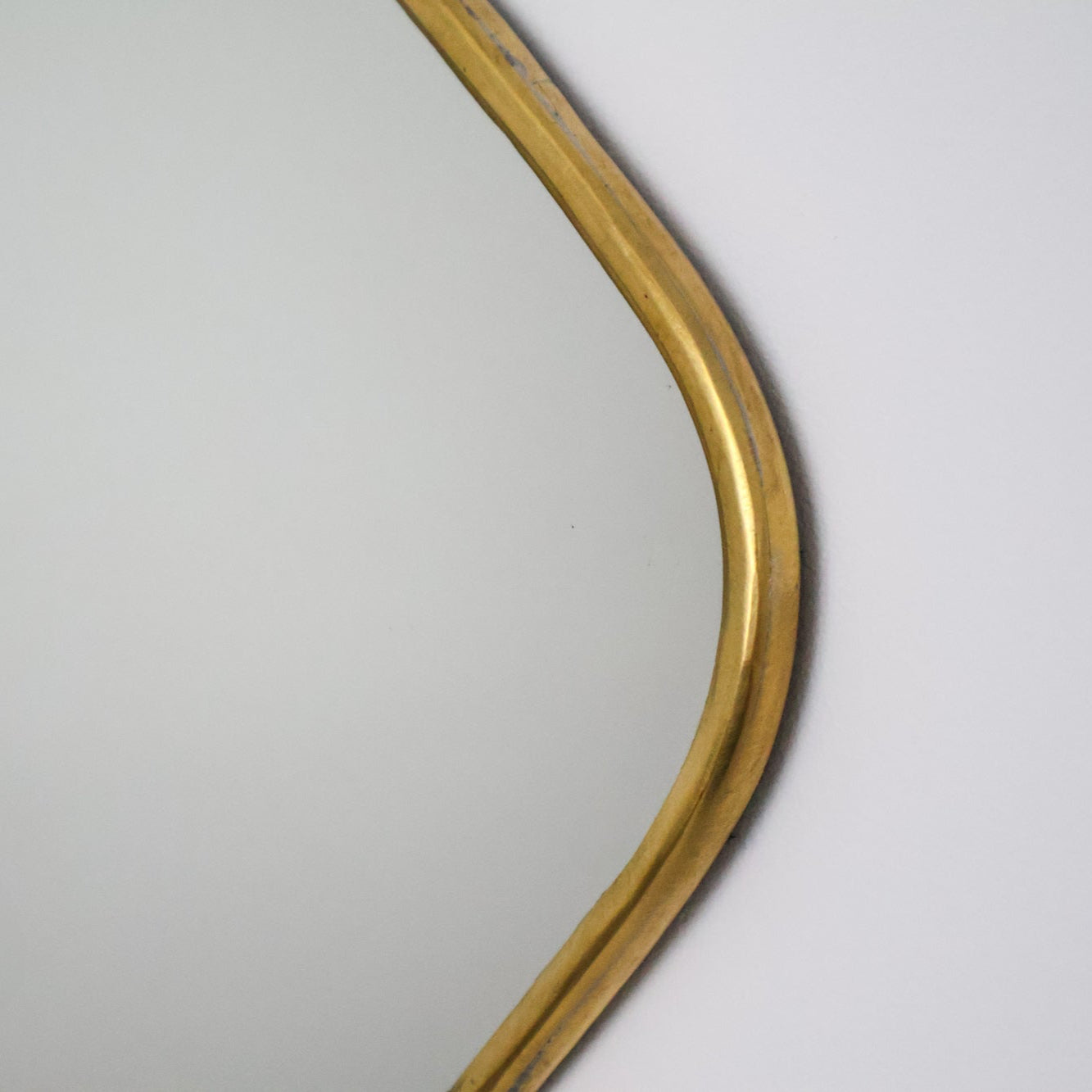 Miroir Azel – Forme carrée arrondie en laiton, fabrication artisanale