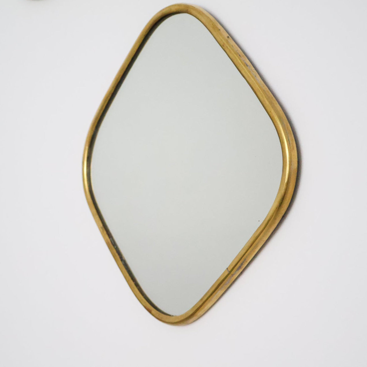 Miroir Azel – Forme carrée arrondie en laiton, fabrication artisanale