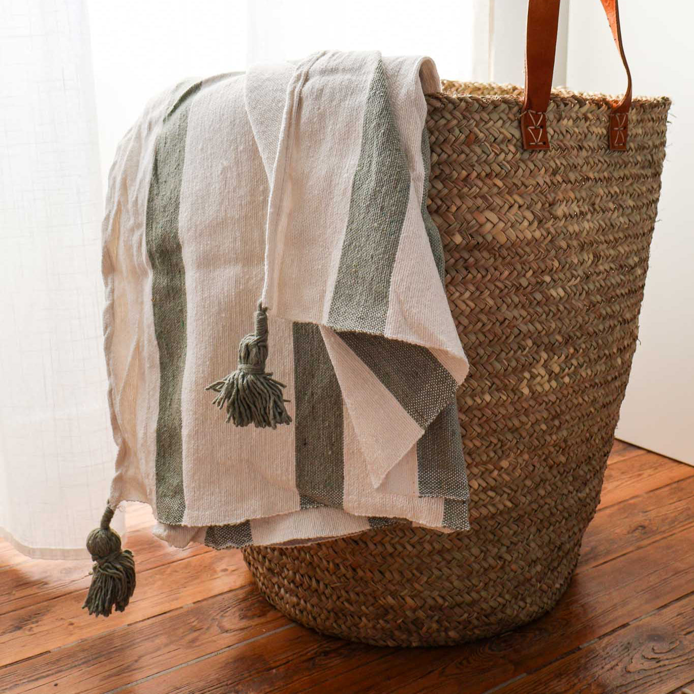 Plaid en coton tissé à pompons