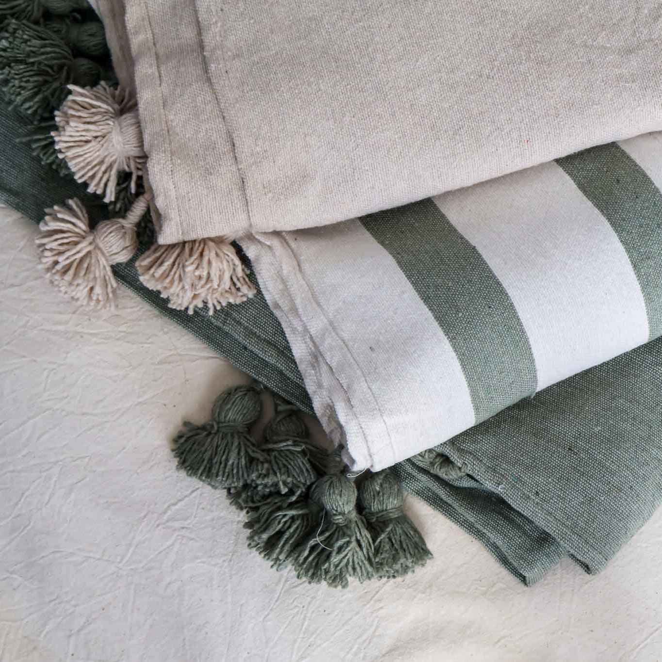 Plaid en coton tissé à pompons