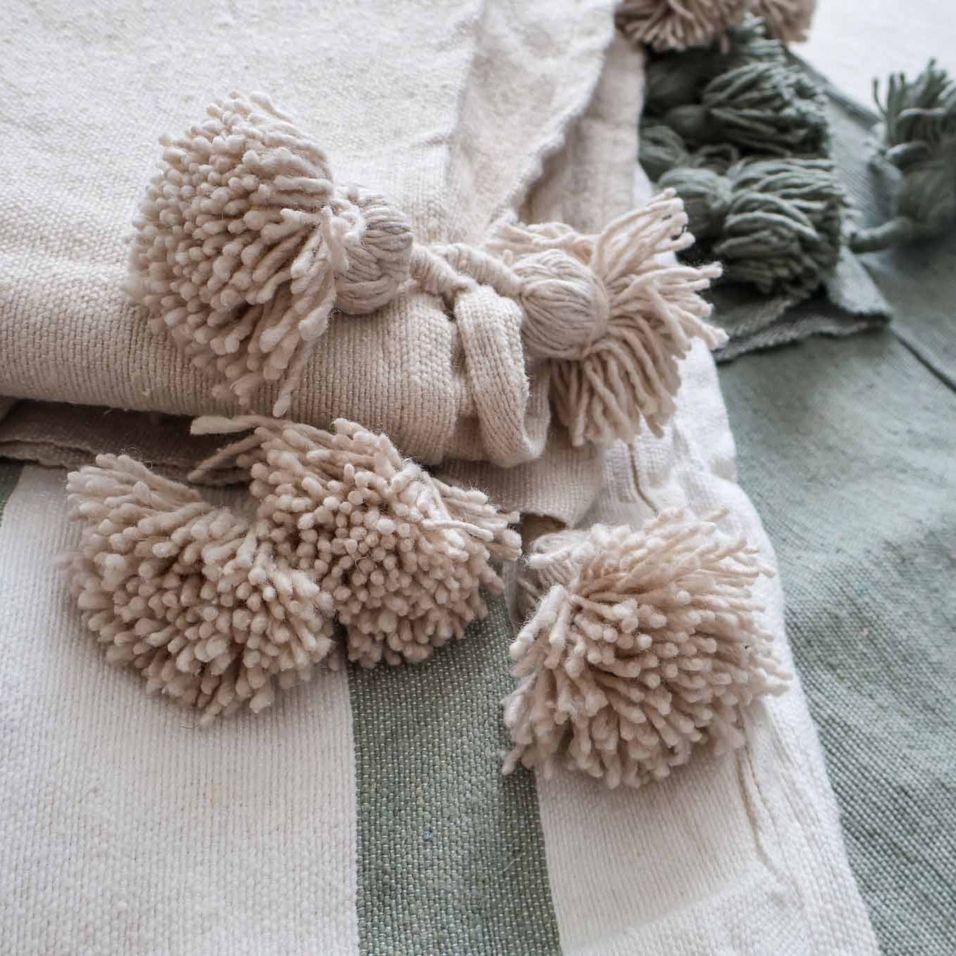 Plaid en coton tissé à pompons