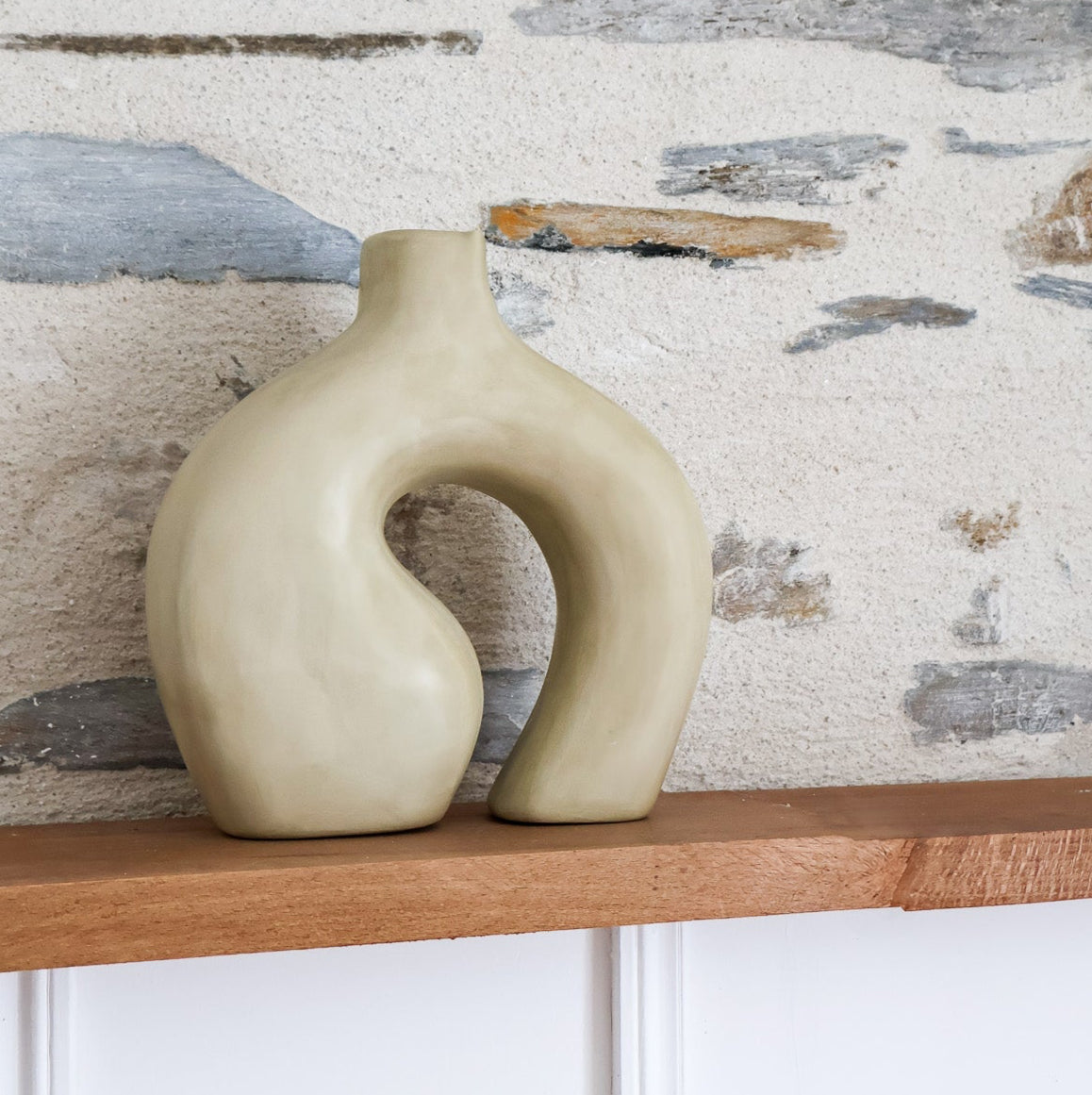 vase munhanna beige sur fond ardoise MAISON ASLI