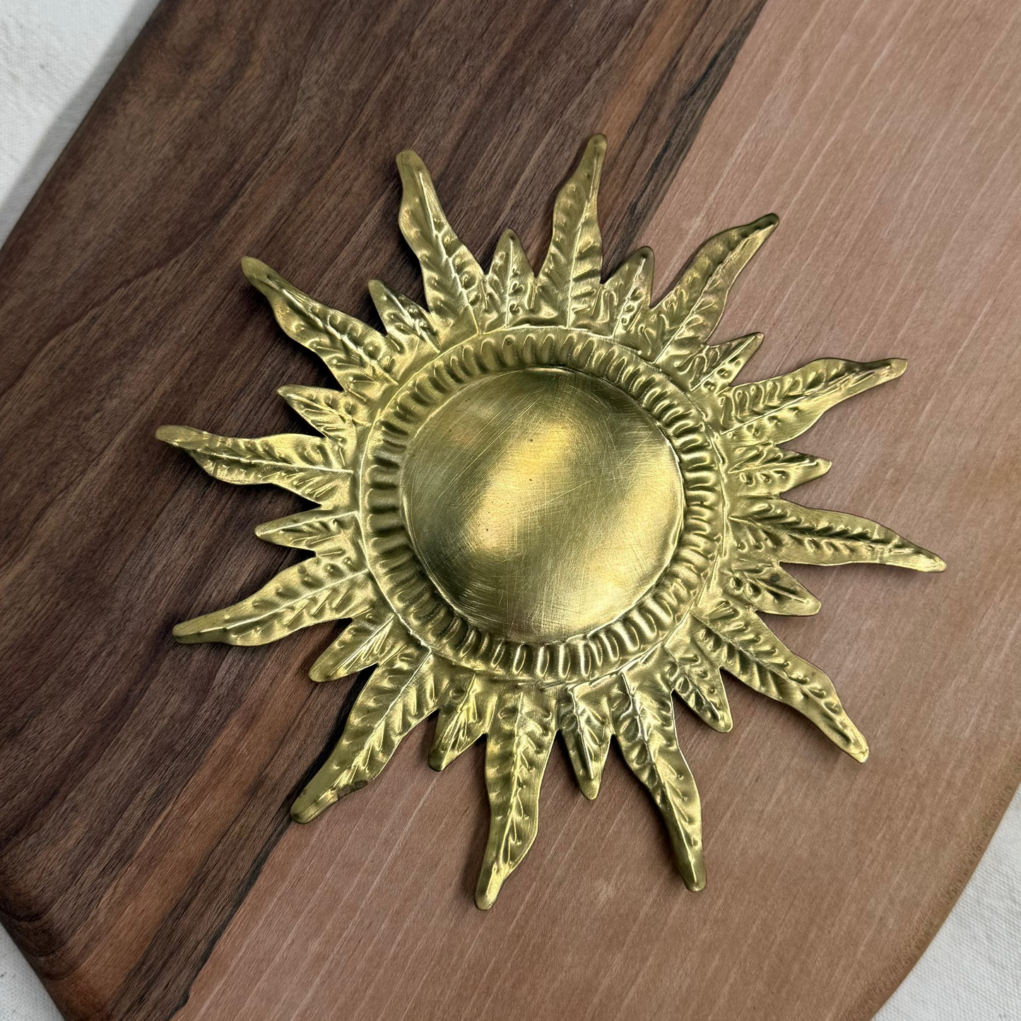 Ex-voto soleil en laiton doré, pièce artisanale unique - Maison Asli