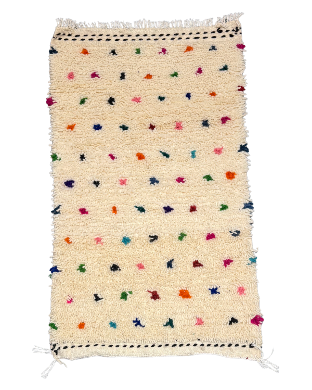 Tapis descente de lit berbère à pois avec un fond écru doux et des motifs colorés, fait à la main.