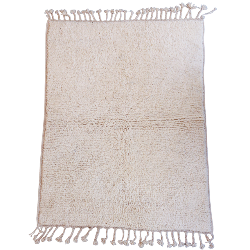 Tapis berbère blanc uni Beni Ouarain – Laine blanche tissée main (107 × 140 cm)