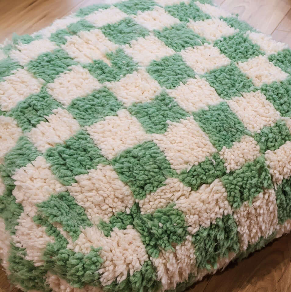 Pouf Beni Ouarain damier vert menthe en tissu doux, fait main, ajoutant couleur et style à votre intérieur.