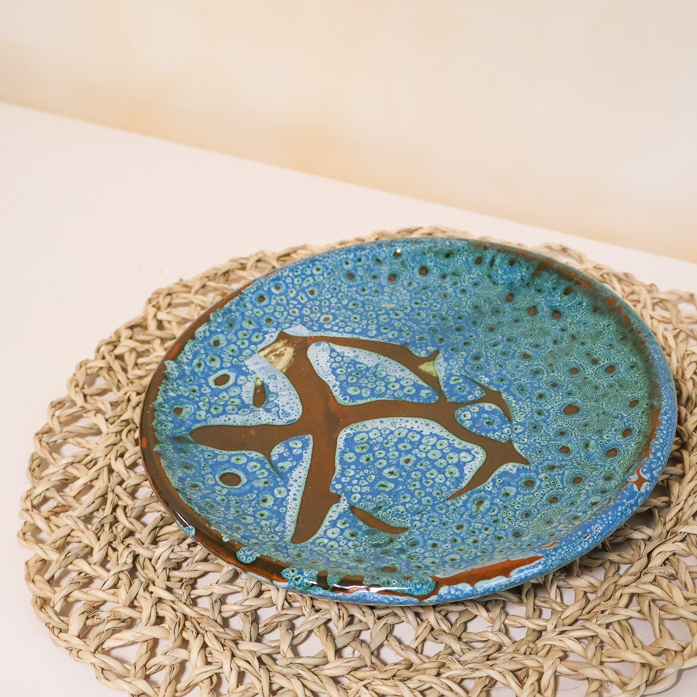 Alt Tag: Assiette ronde en céramique, turquoise, 3 tailles - collection Ayyur, assiette de présentation émaillée artisanale à motif poisson