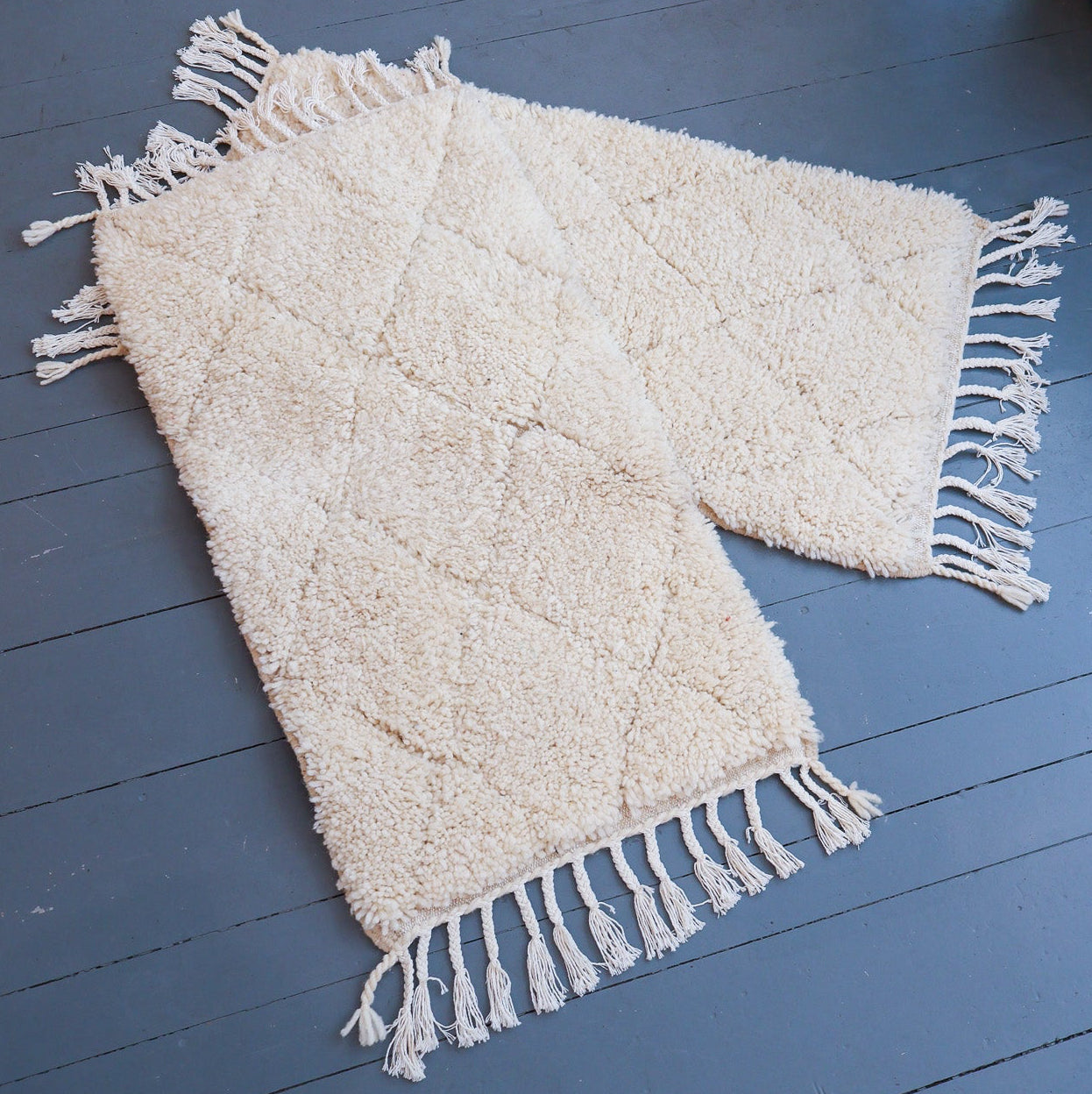 Tapis descente de lit berbère Beni Ouarain – Laine blanche tissée main (60 x 100 cm)