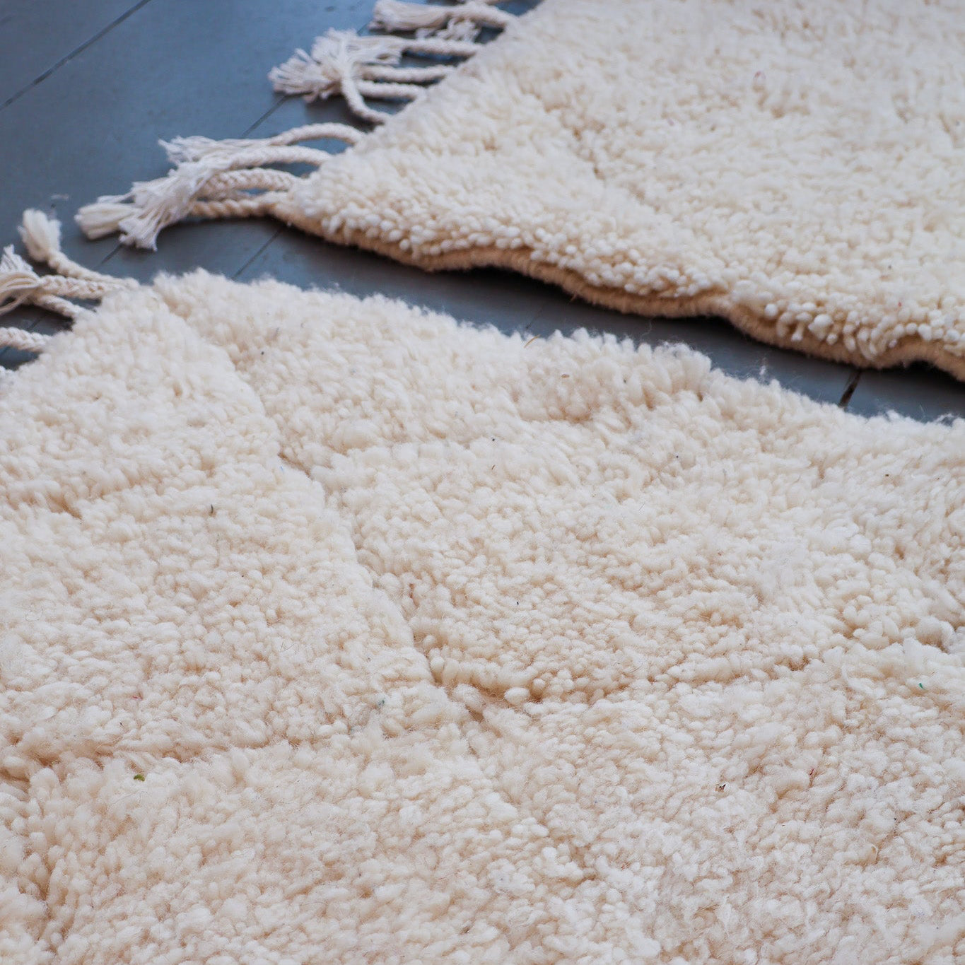 Tapis descente de lit berbère Beni Ouarain – Laine blanche tissée main (60 x 100 cm)