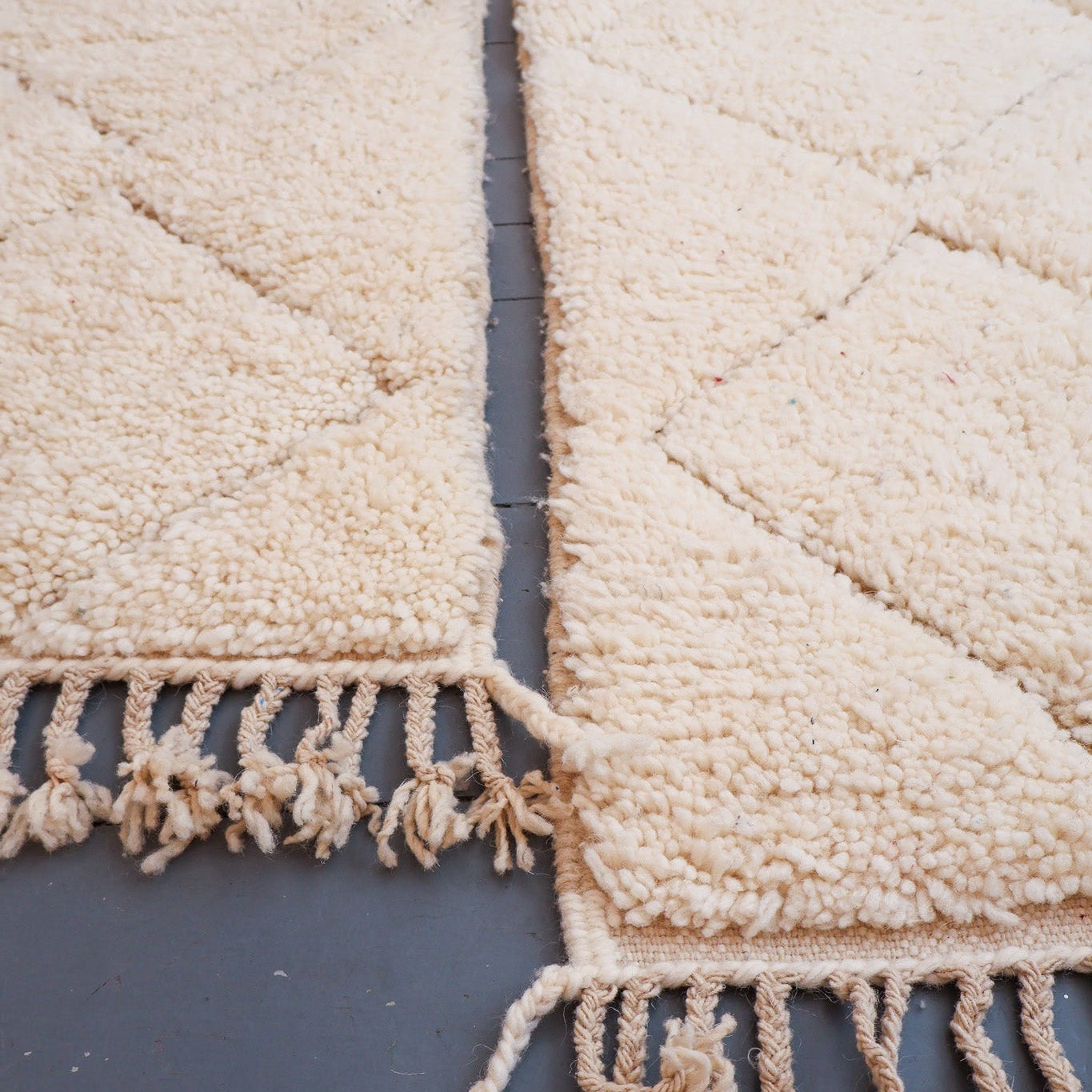 Tapis descente de lit berbère Beni Ouarain – Laine blanche tissée main (60 x 100 cm)