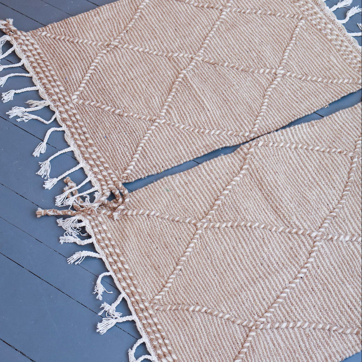 Tapis descente de lit berbère Zanafi – Laine tissée main, motifs losanges beiges et blancs (70 x 105 cm)