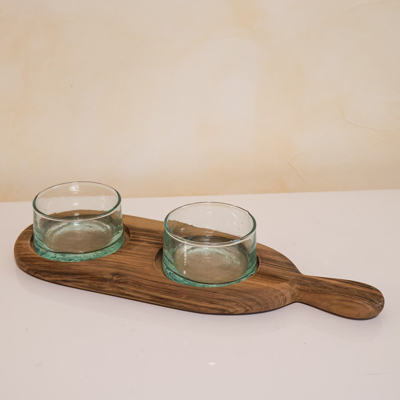 Planche apéro & duo de verrines en verre sur planche en bois de noyer, set apéritif pour servir houmous, olives et tapenade