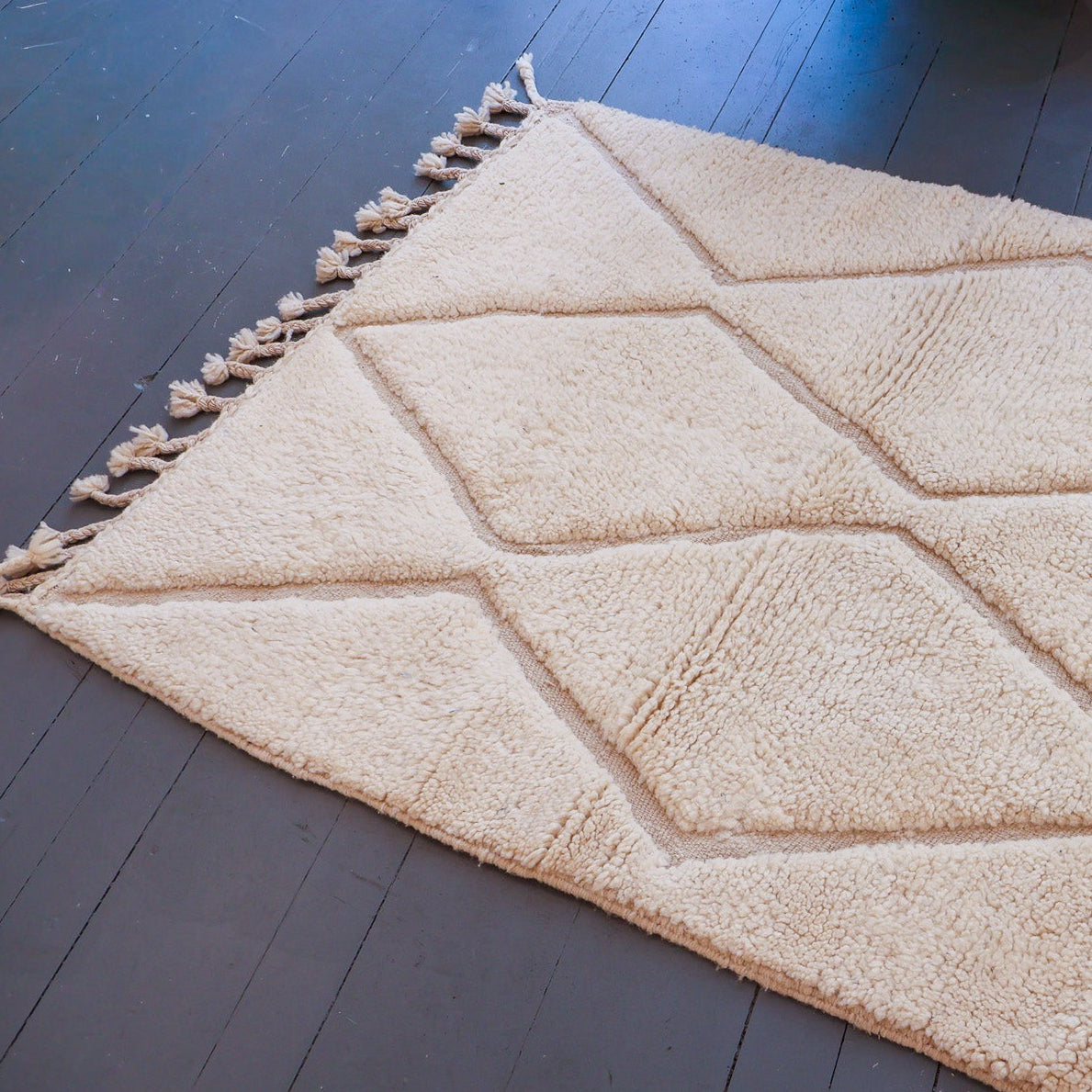 Tapis berbère blanc à motifs Beni Ouarain – Laine blanche tissée main (107 × 140 cm)