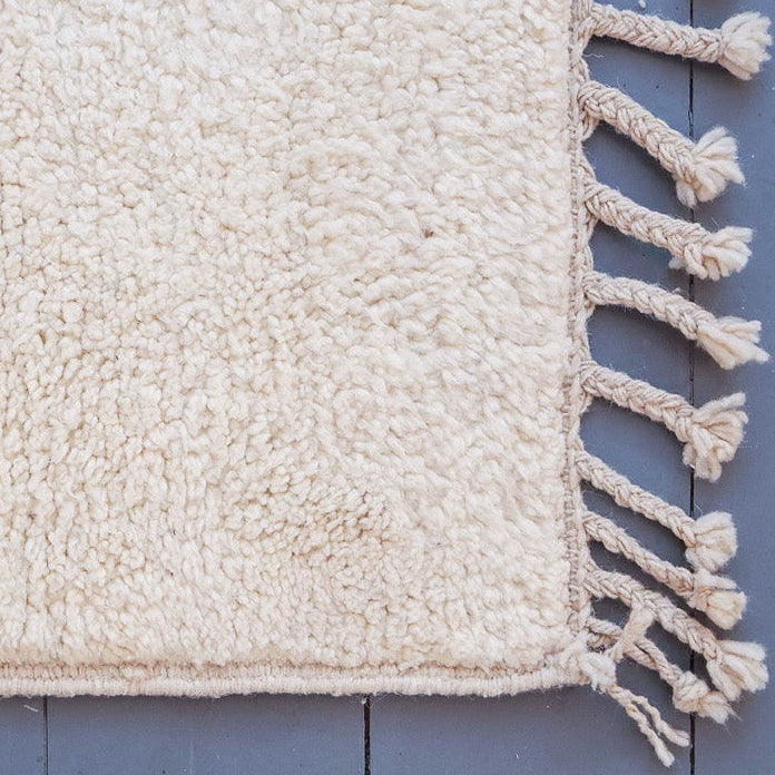 Tapis berbère blanc uni Beni Ouarain – Laine blanche tissée main (107 × 140 cm)