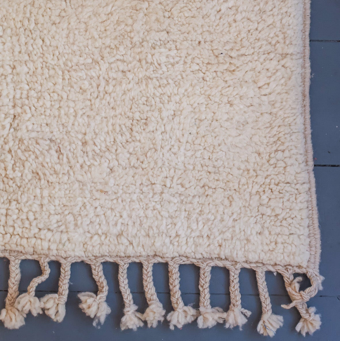 Tapis berbère blanc uni Beni Ouarain – Laine blanche tissée main (107 × 140 cm)