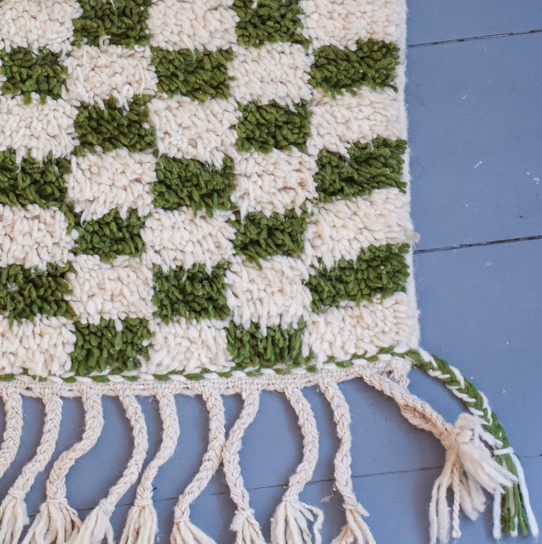 Tapis berbère Beni Ouarain – Motif damier vert et écru en laine tissée main (110 × 147 cm)