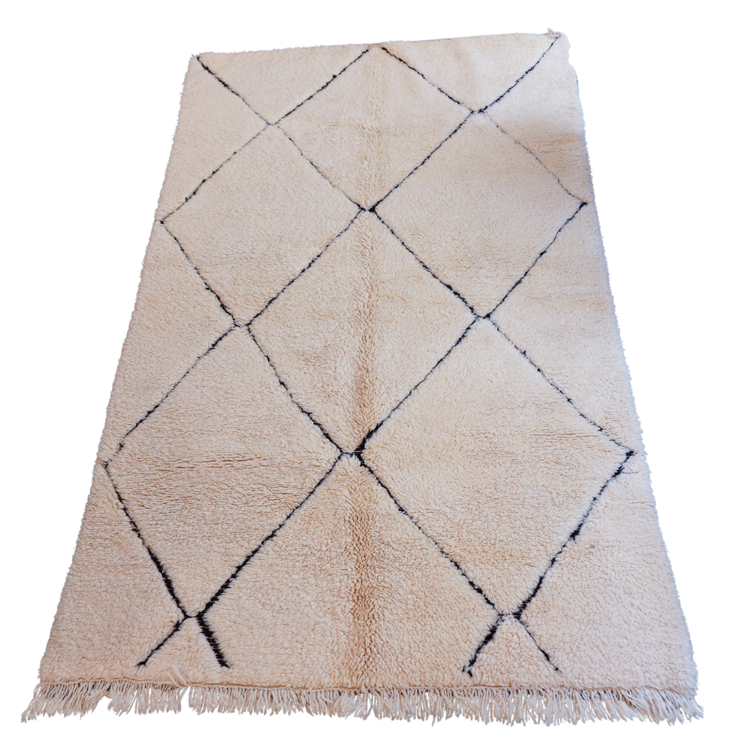 Tapis Beni Ouarain – Laine naturelle écrue à motifs losanges noirs (153 × 255 cm)