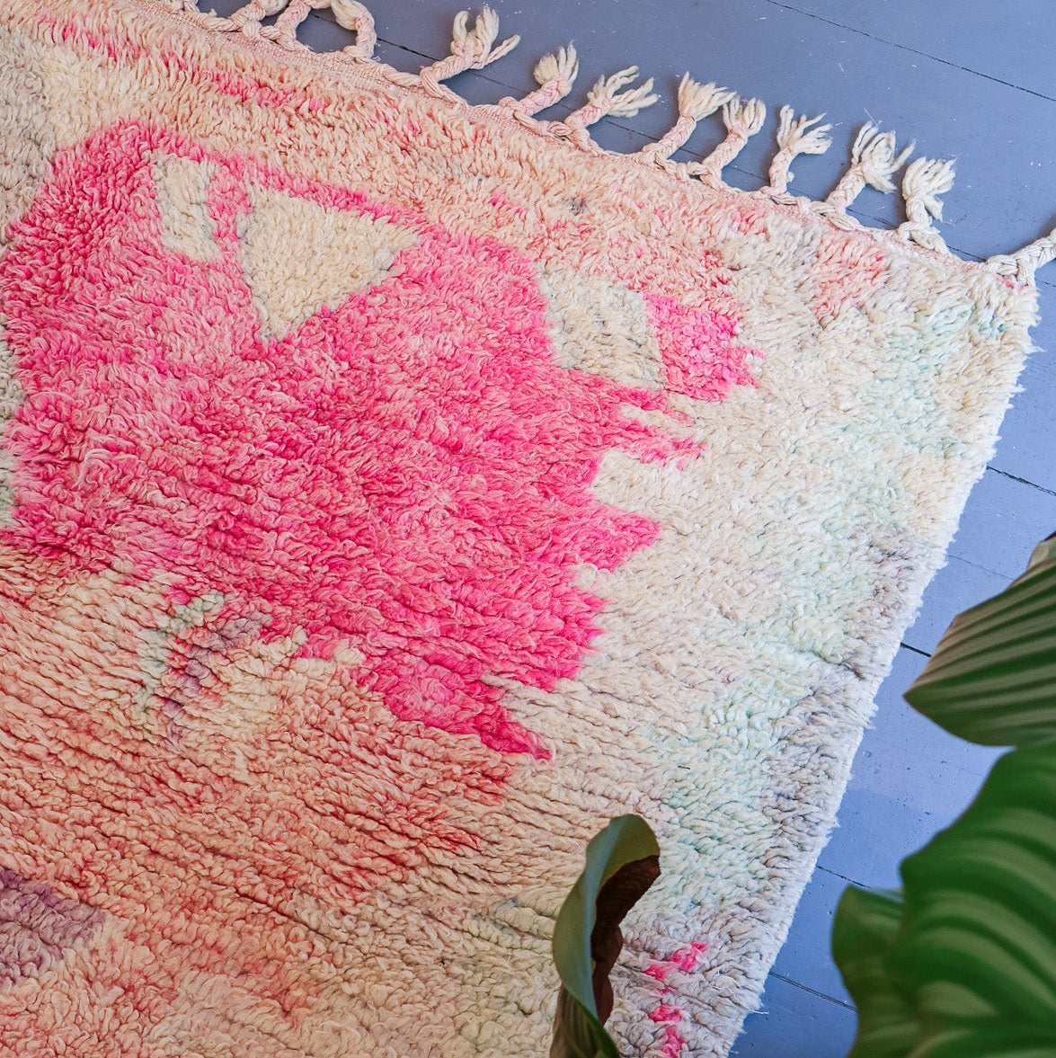 Tapis Boujad berbère – Laine naturelle tissée main, tons roses et pastel (163 × 263 cm)