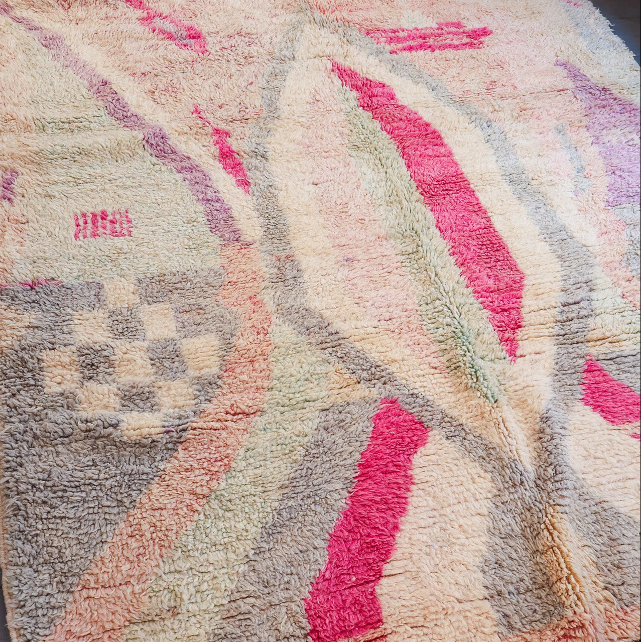 Tapis Boujad berbère – Laine naturelle tissée main, tons roses et pastel (163 × 263 cm)