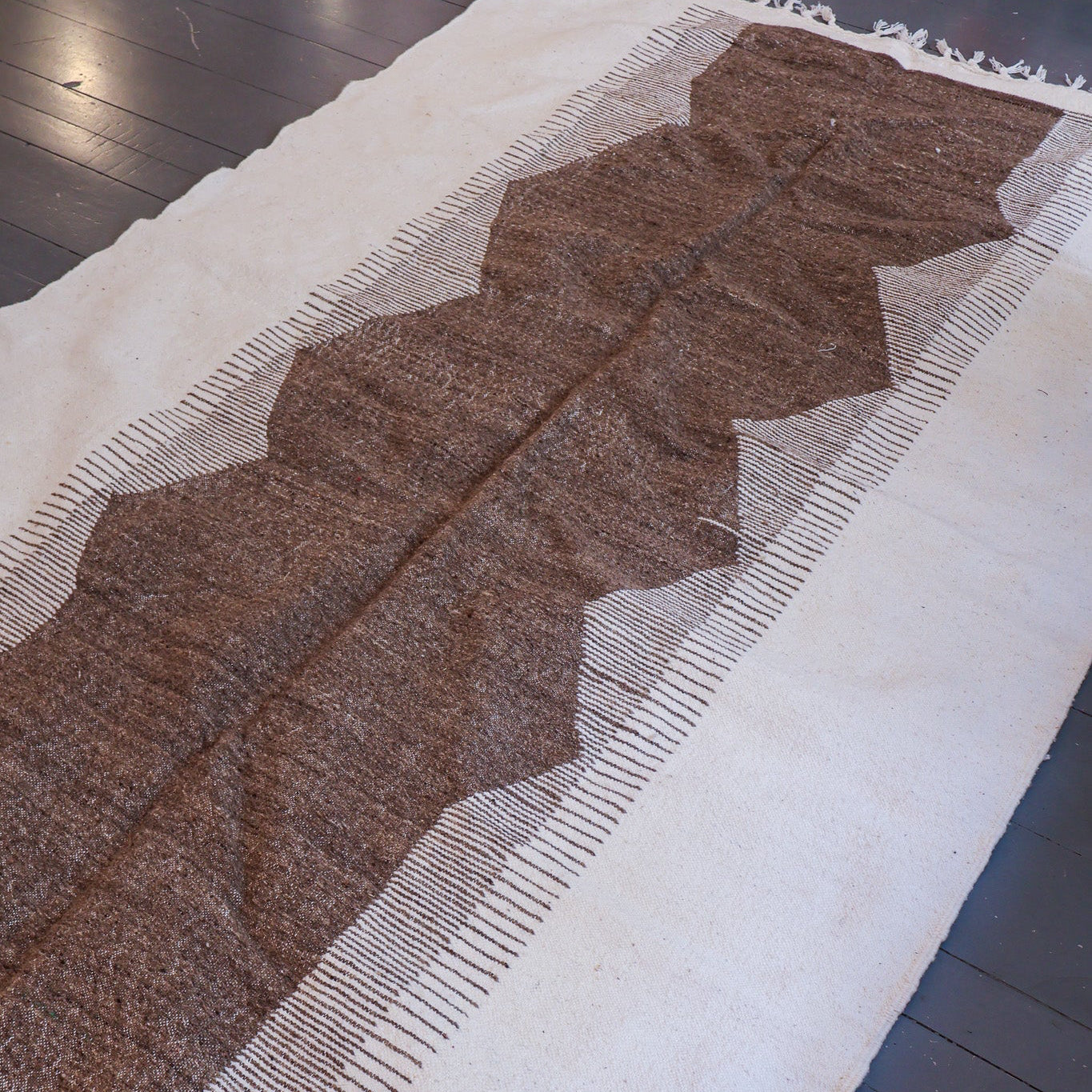 Tapis kilim – Laine naturelle écrue et brune tissée main (158 × 258 cm)