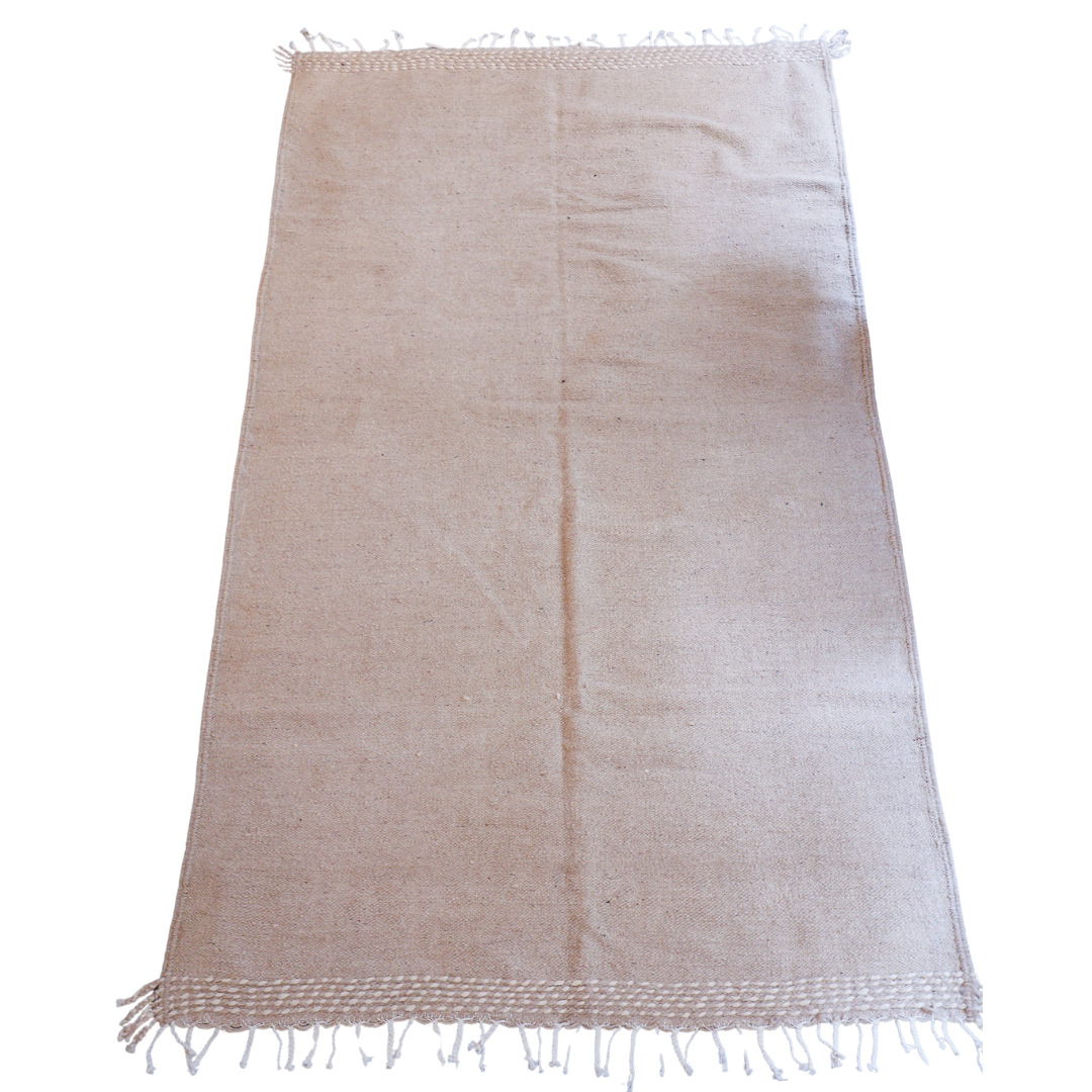 Tapis kilim beige uni – Laine naturelle tissée main (147 x 247 cm)
