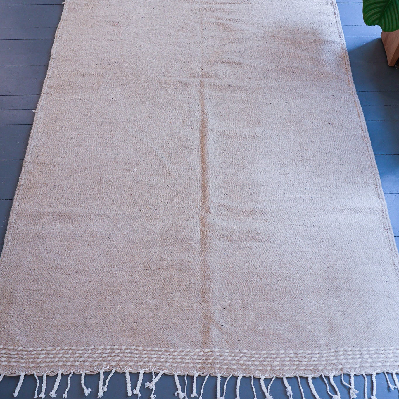 Tapis kilim beige uni – Laine naturelle tissée main (147 x 247 cm)