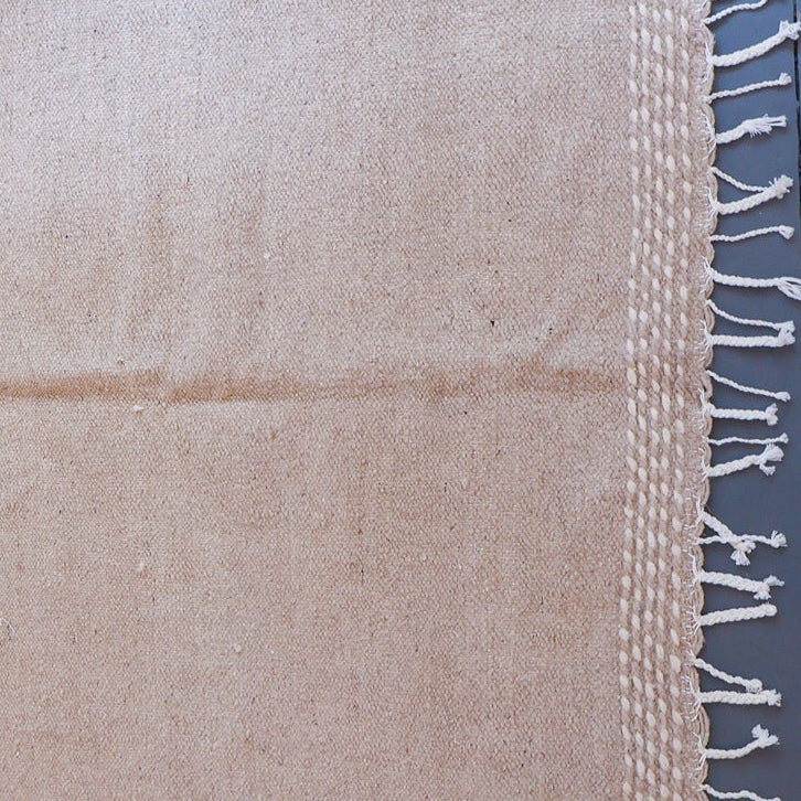 Tapis kilim beige uni – Laine naturelle tissée main (147 x 247 cm)