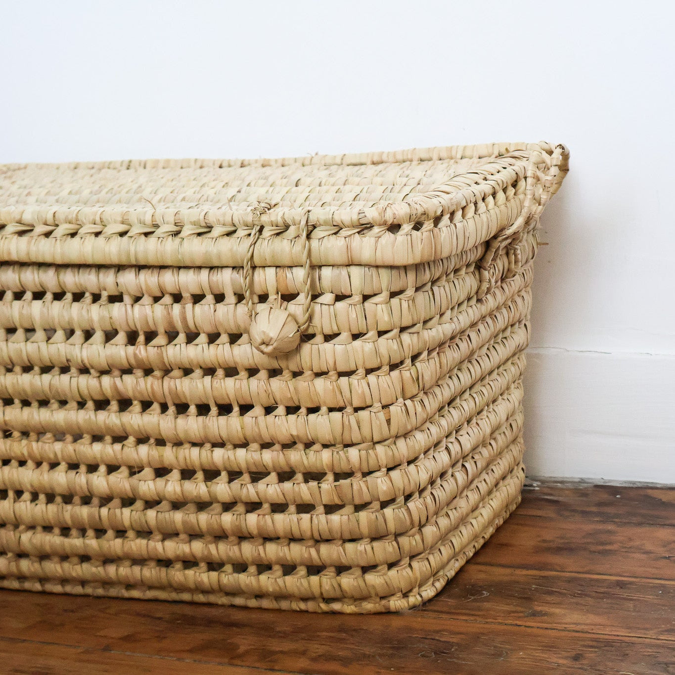 Malle de rangement en osier marocain detaillée avec couvercle – Maison Asli