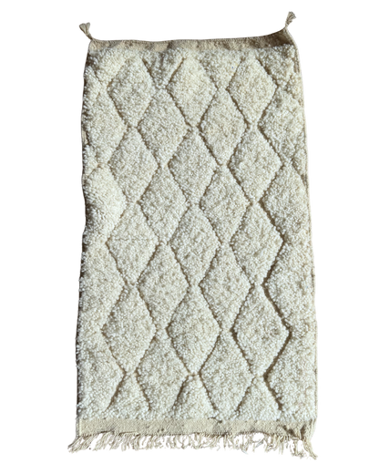 Tapis descente de lit berbère Beni Ouarain – Laine blanche tissée main (60 x 100 cm)
