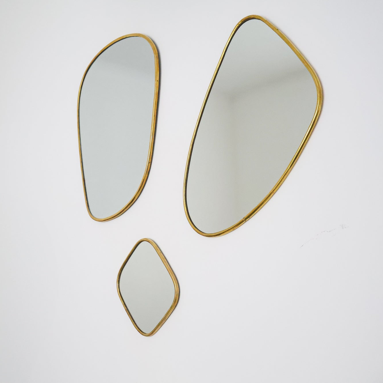 Miroir Azel – Forme carrée arrondie en laiton, fabrication artisanale
