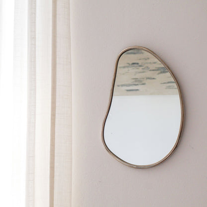 Miroir Zayna – Forme organique en laiton, fabrication artisanale
