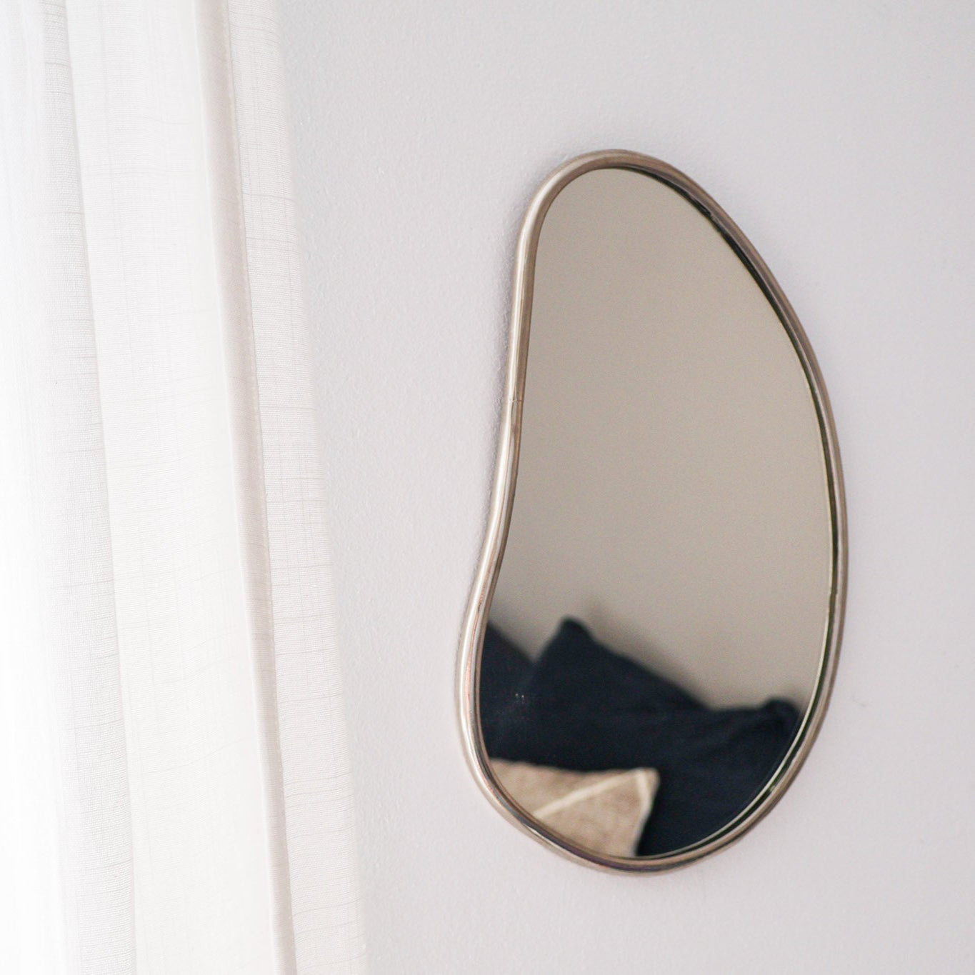 Miroir Zayna – Forme organique en laiton, fabrication artisanale