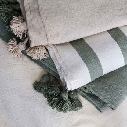 Plaid en coton tissé à pompons