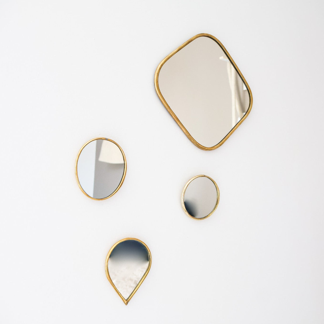 Miroir Azel – Forme carrée arrondie en laiton, fabrication artisanale