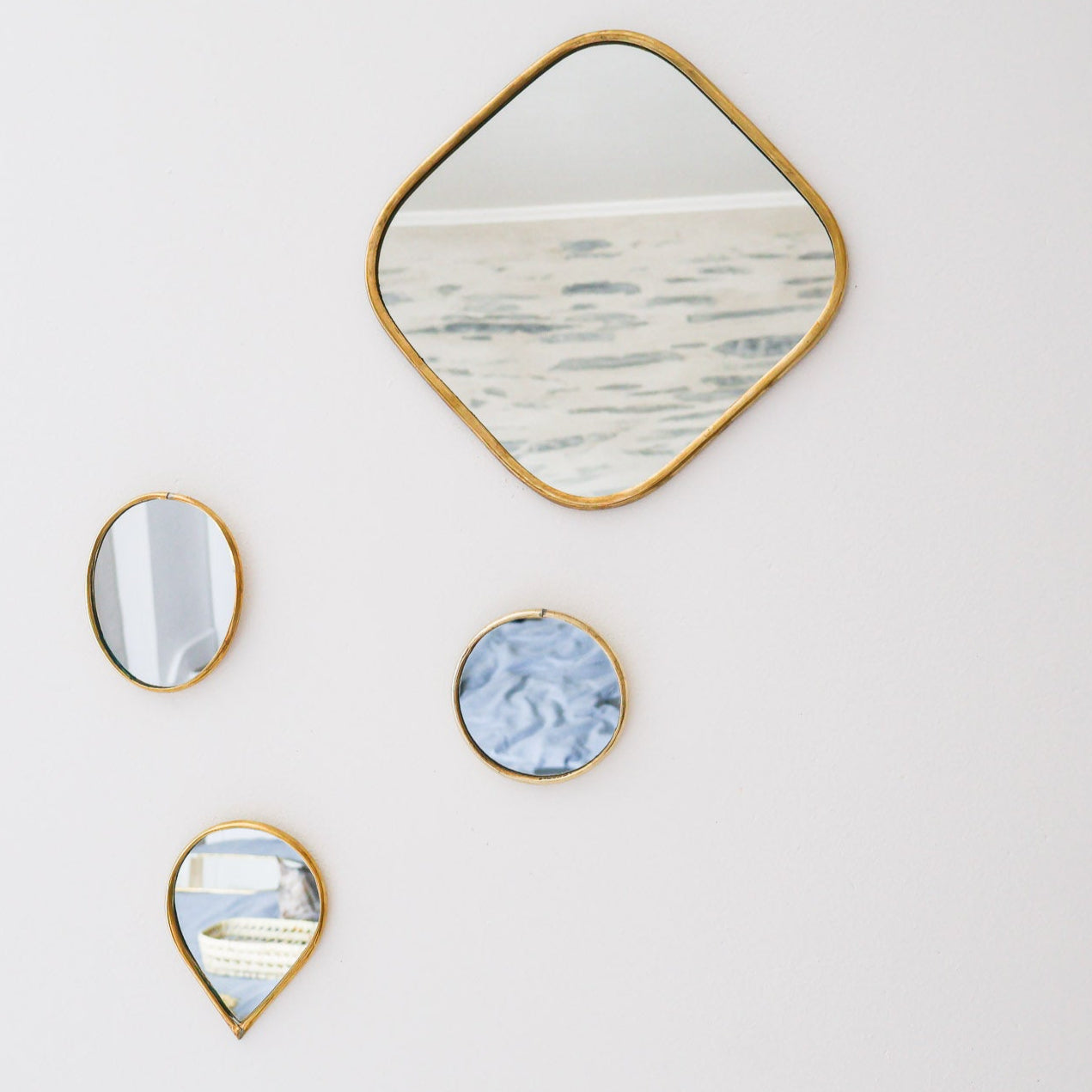 Miroir décoratif artisanal – Laiton doré (formes variées)