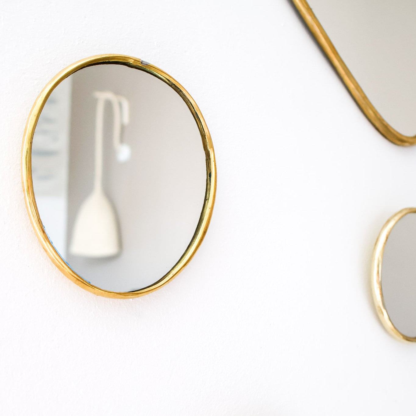 Miroir décoratif artisanal – Laiton doré (formes variées)