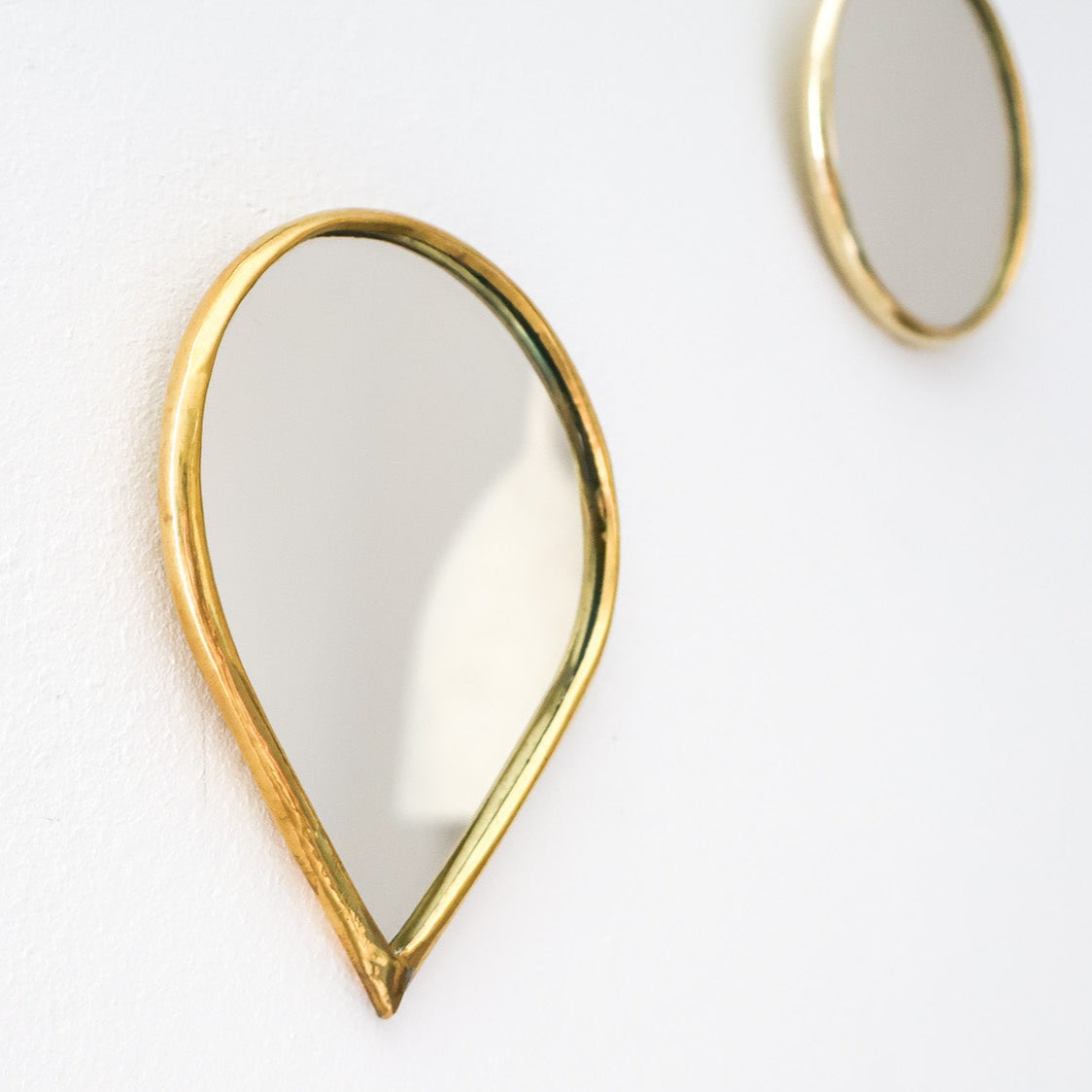 Miroir décoratif artisanal – Laiton doré (formes variées)