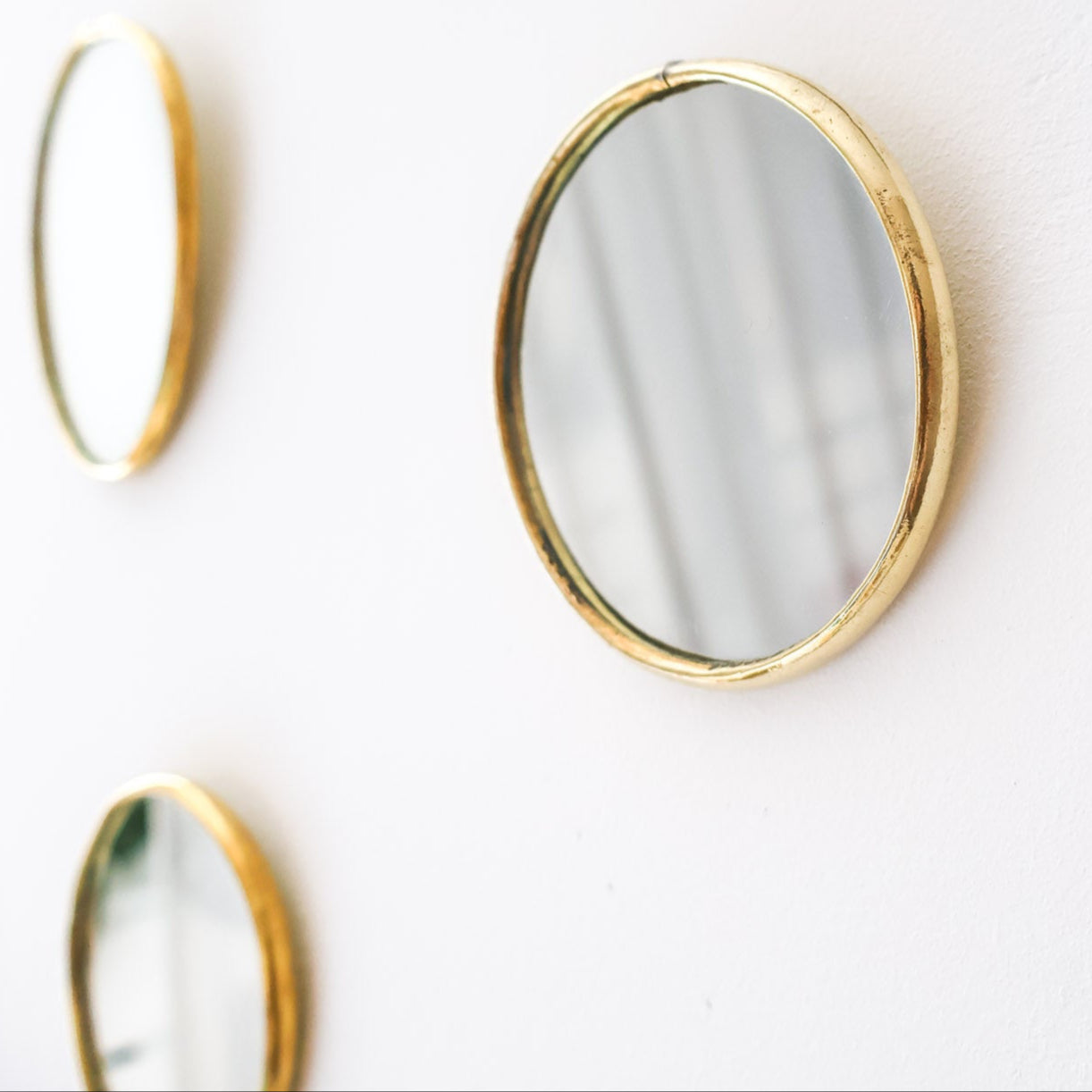 Miroir décoratif artisanal – Laiton doré (formes variées)