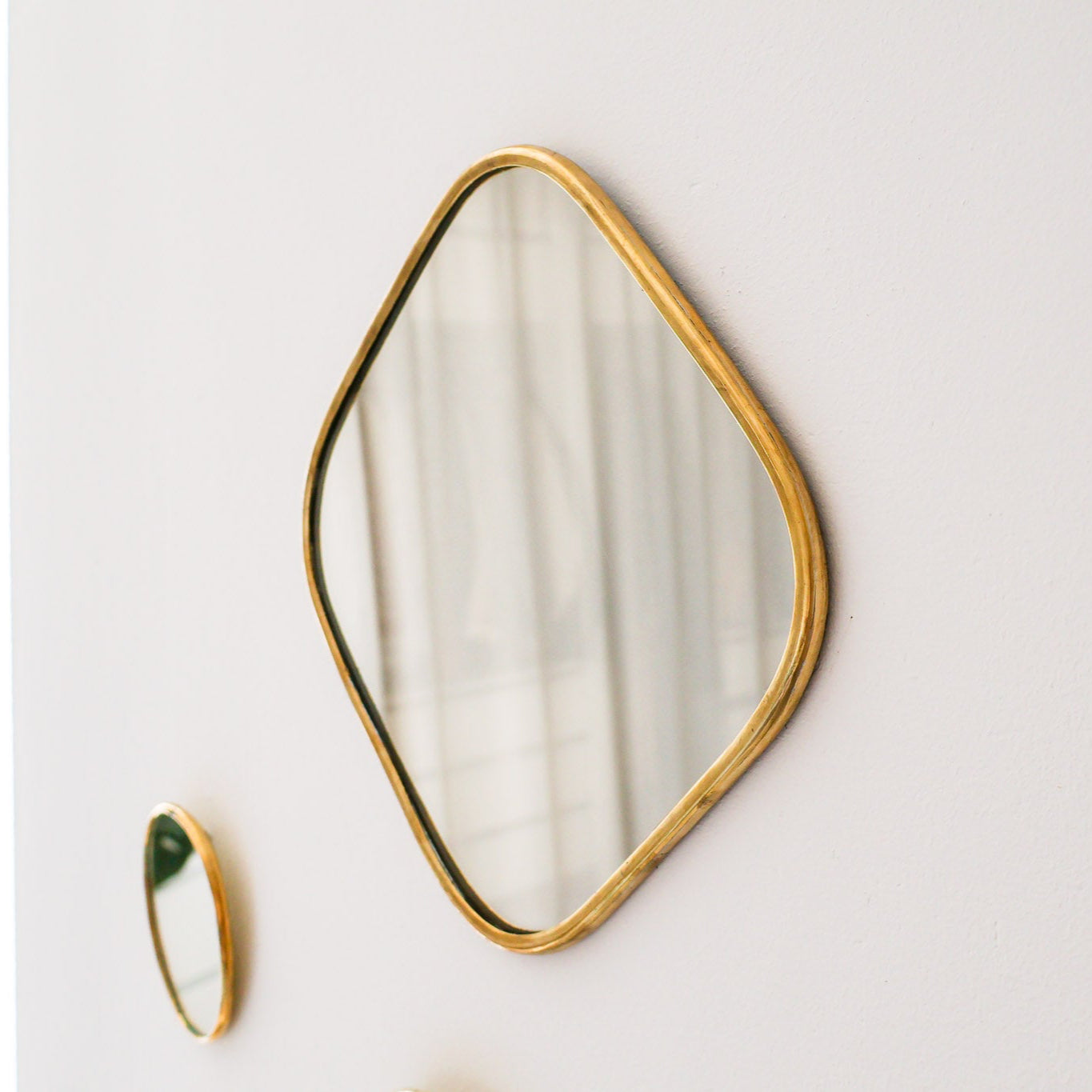 Miroir Azel – Forme carrée arrondie en laiton, fabrication artisanale
