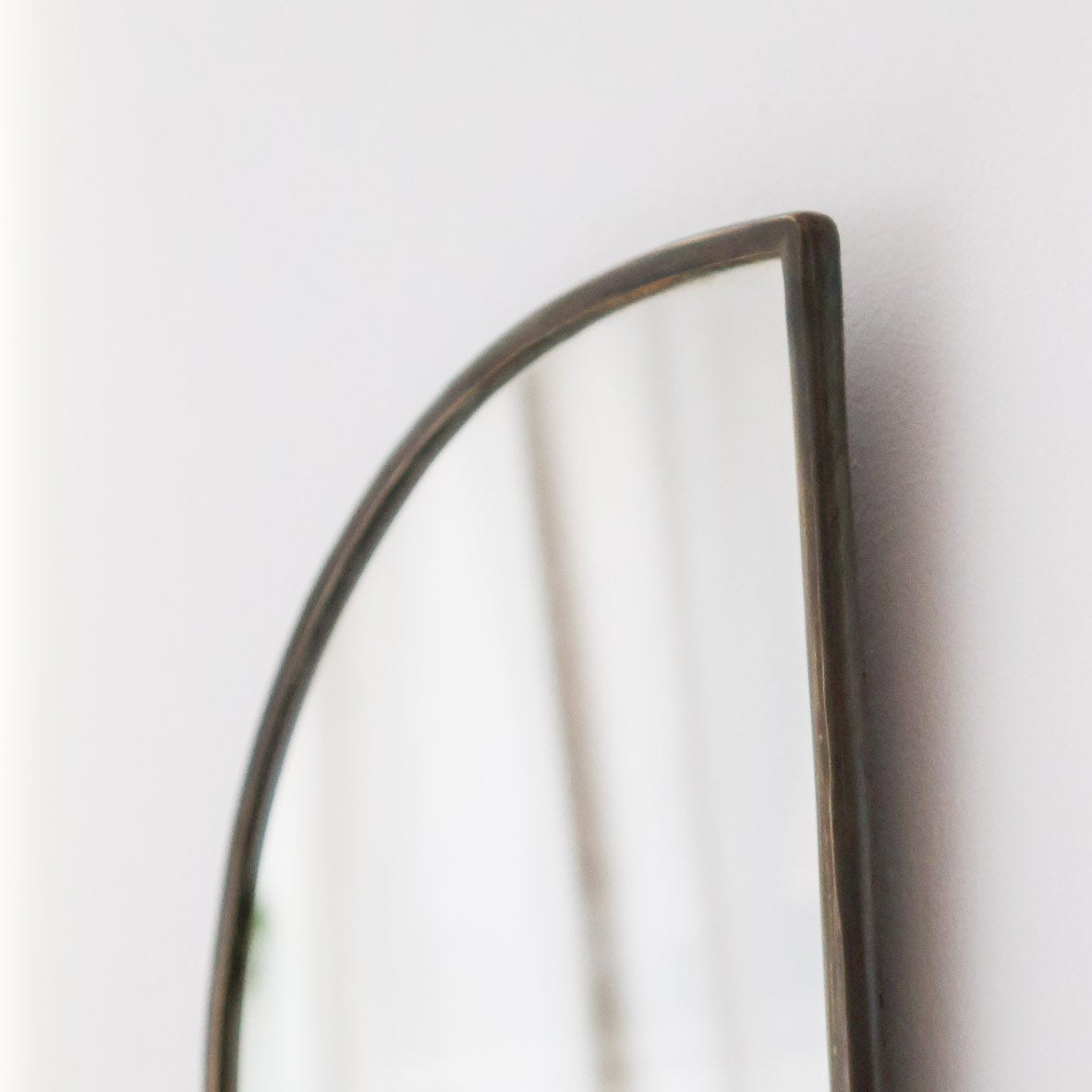 Miroir Nara – Forme demi-cercle en laiton, fabrication artisanale