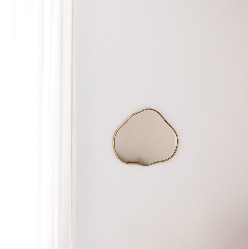 Miroir Yenni – Forme nuage en laiton, fabrication artisanale