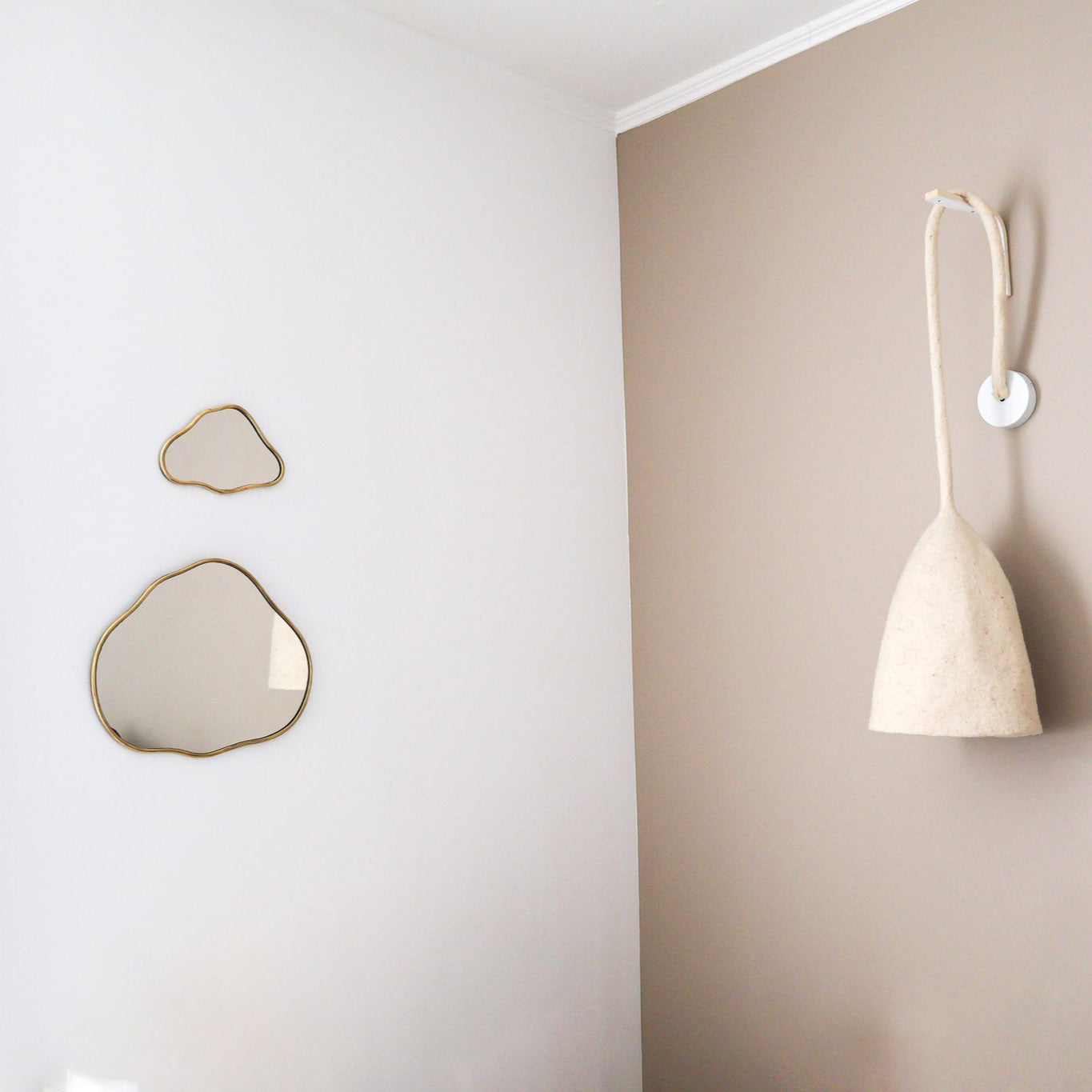 Miroir Yenni – Forme nuage en laiton, fabrication artisanale