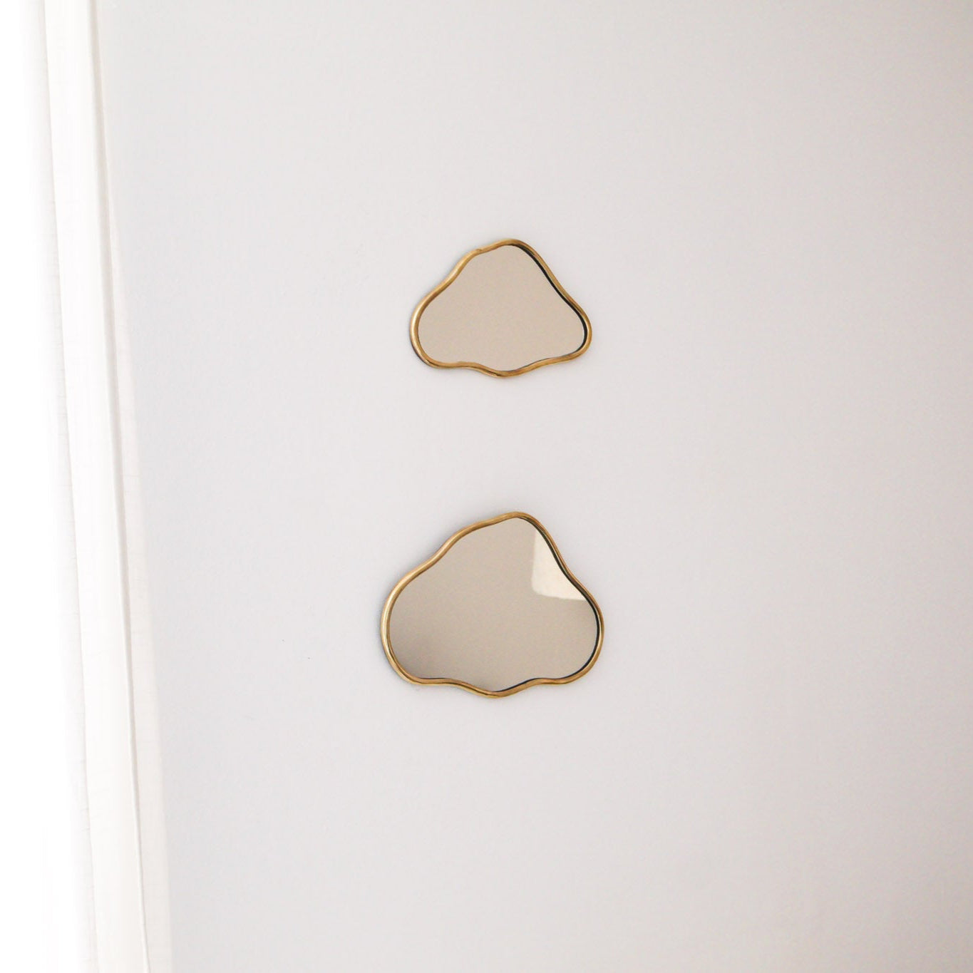 Miroir Yenni – Forme nuage en laiton, fabrication artisanale