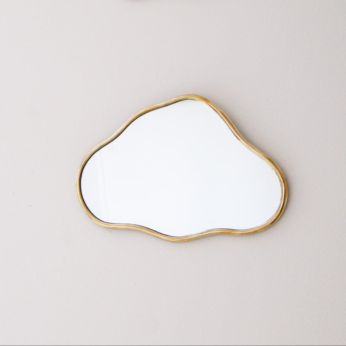 Miroir Yenni – Forme nuage en laiton, fabrication artisanale