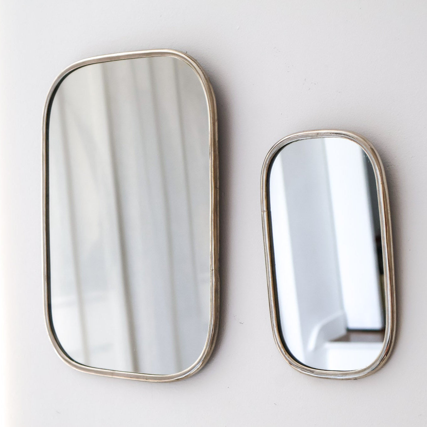 Miroir Laya – Forme rectangulaire arrondie en laiton, fabrication artisanale