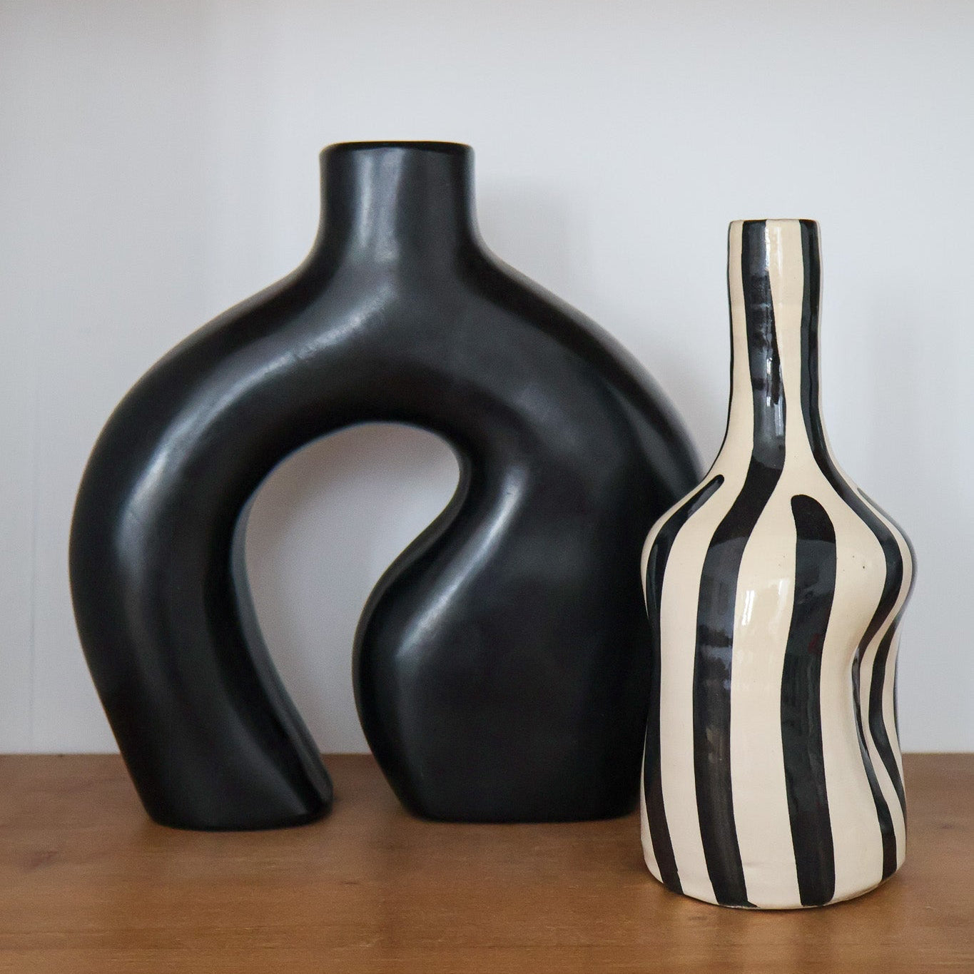 vase qenina noir et vase munhanna MAISON ASLI