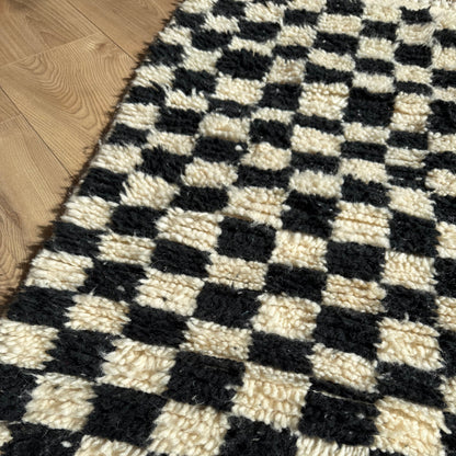 Tapis descente de lit berbère Beni Ouarain – Motifs damier noir