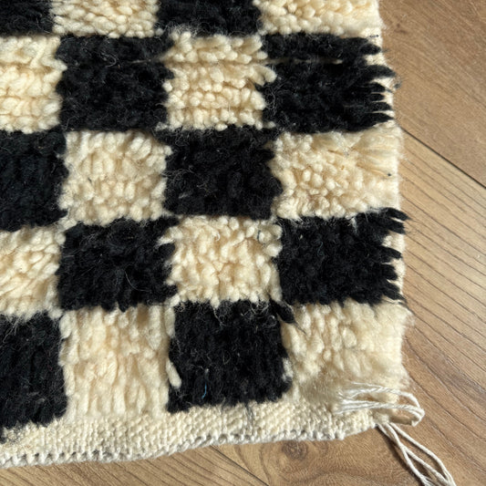 Tapis descente de lit berbère Beni Ouarain – Motifs damier noir