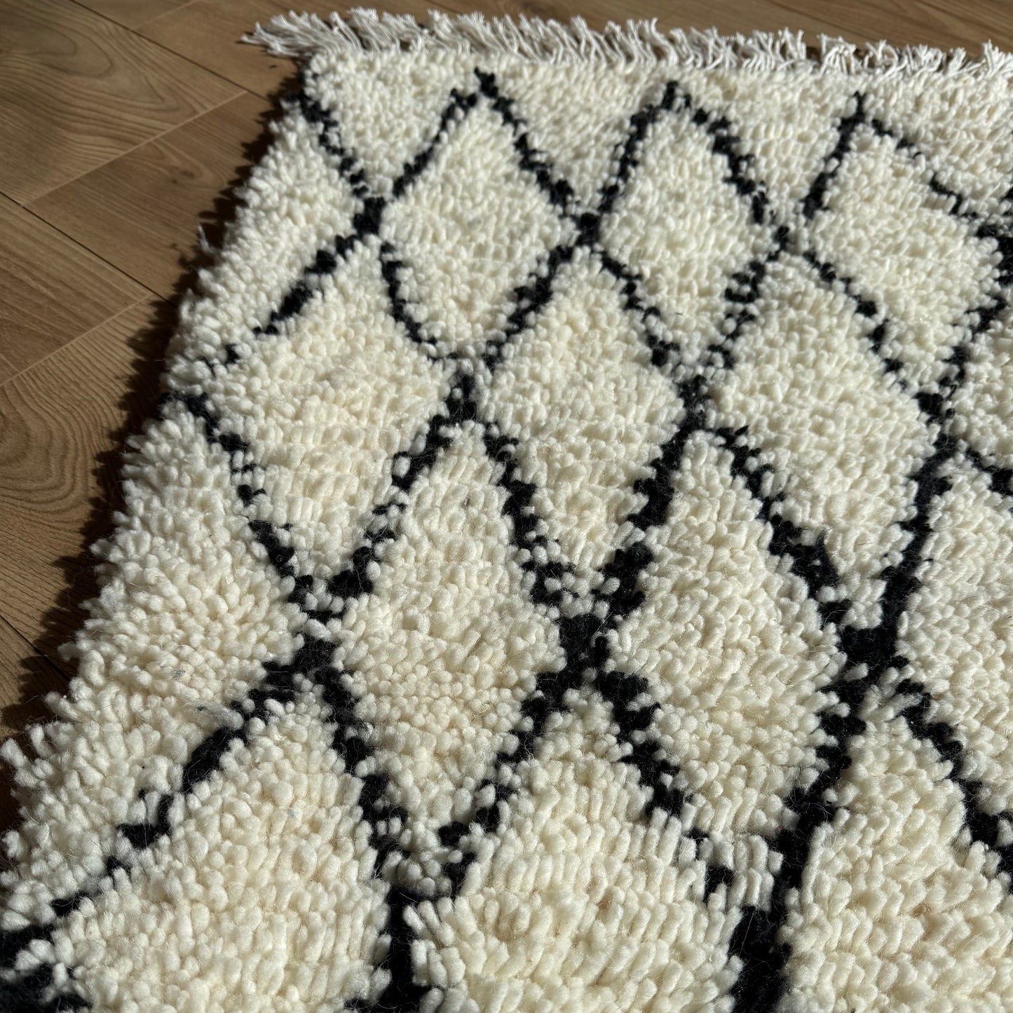 Tapis descente de lit berbère Beni Ouarain – Motifs petits losanges, noir