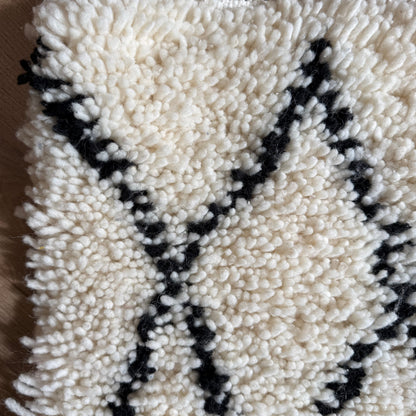 Tapis descente de lit berbère Beni Ouarain – Motifs petits losanges, noir